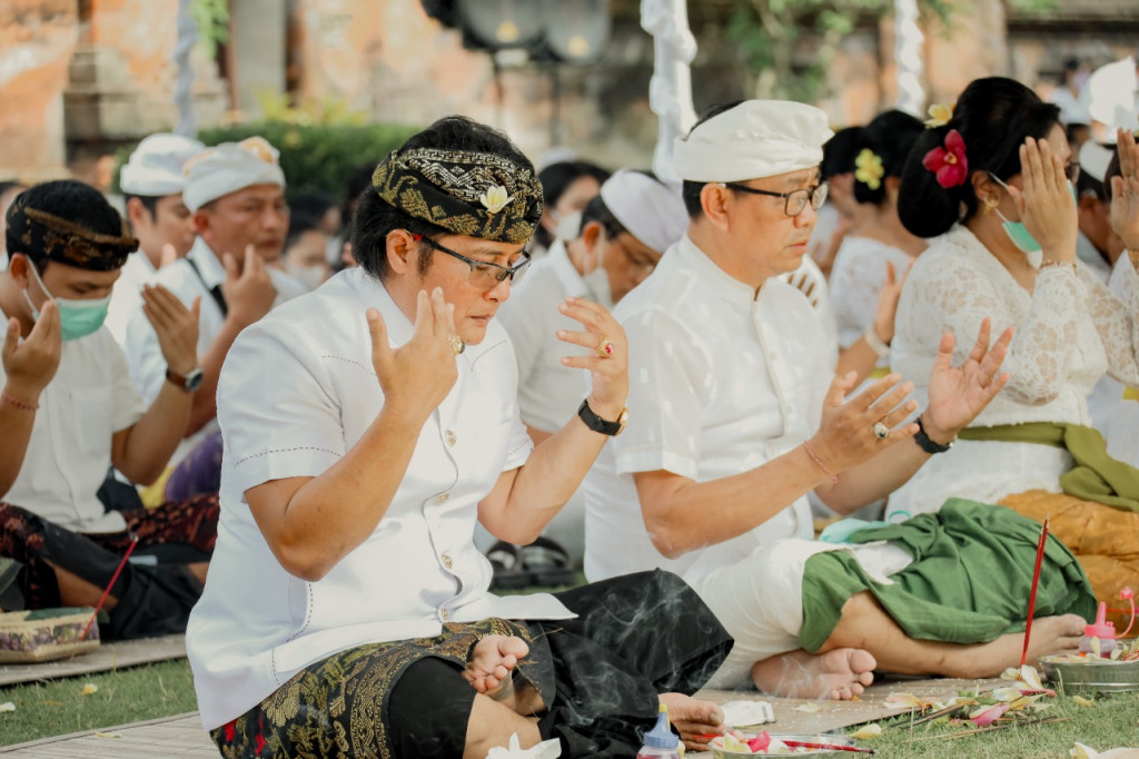 Pujawali di Pura Lingga Bhuwana Puspem Badung